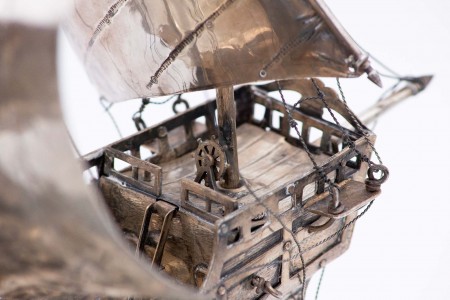 Caravela portuguesa em prata com diversas aplicações de velas, canhões, barris, ninho da gávea, etc, base de suporte em pedra mármore.