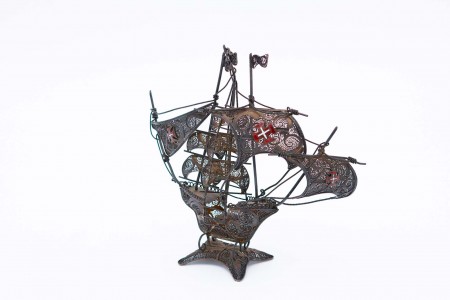 Caravela em prata filigranada com requícios de dourado.