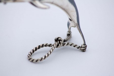 Golfinho em prata nielada com suporte cordeado.