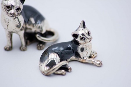 Par de gatos em prata nielada de vulto perfeito.