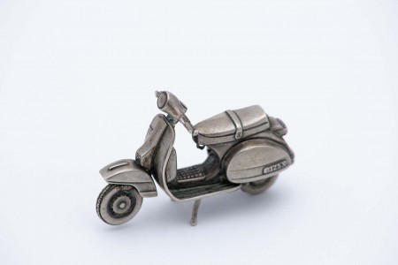  Vespa de prata em vulto perfeito