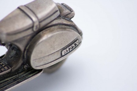  Vespa de prata em vulto perfeito