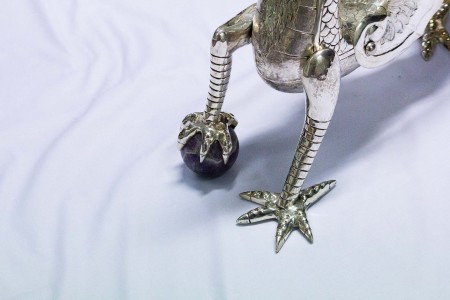 Dragão em prata relevada, profusamente definida, asas recortadas