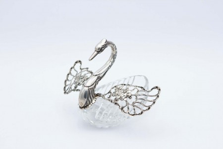 Miniatura de cisne de prata recortada e vidro
