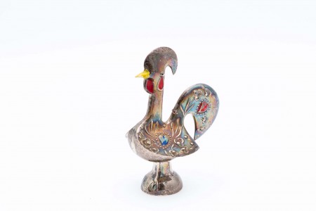 Galo de Barcelos em prata relevada