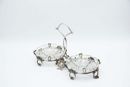 Suporte para aperitivos com estrutura em prata e dois pratos de vidro