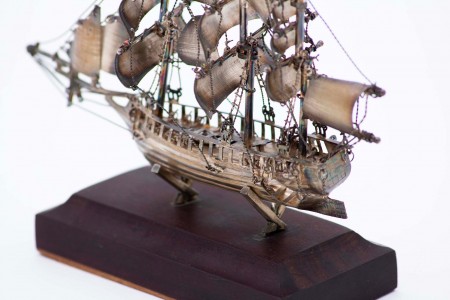 Veleiro em prata com múltiplas aplicações 