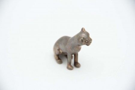 Miniatura de puma em prata em vulto perfeito