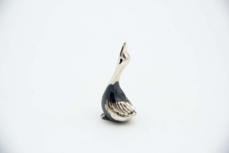 Pato em miniatura em prata nielada com pescoço ao alto