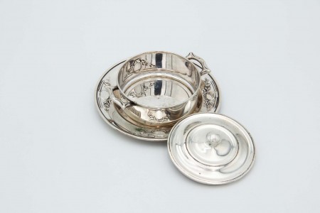 Tachinho em prata lisa com prato relevado 