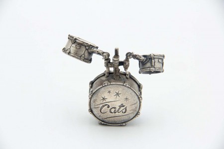 Miniatura de bateria em prata