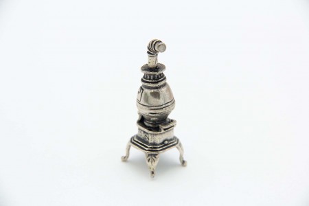 Miniatura de salamandra em prata com quatro pés de apoio