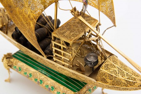 Barco rabelo em prata de filigrana dourada