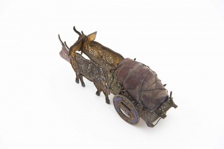 Miniatura de junta de bois em prata dourada em malha filigrana