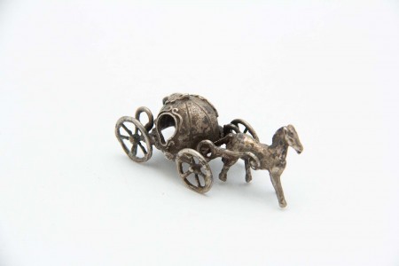 Miniatura de charrete em prata puxada por cavalo