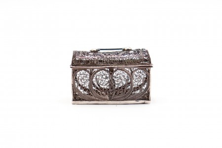 Miniatura de baú em prata de filigrana com tampa basculante e pega articulada.