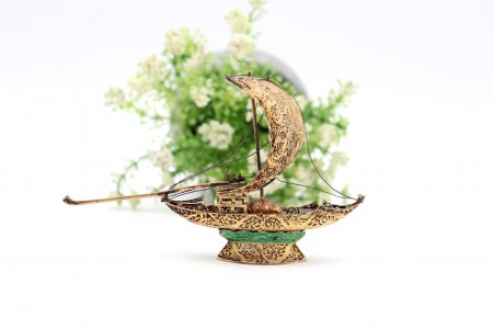 Miniatura de barco rabelo em prata de filigrana dourada
