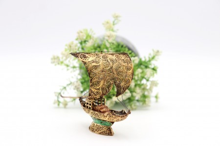 Miniatura de barco rabelo em prata de filigrana dourada