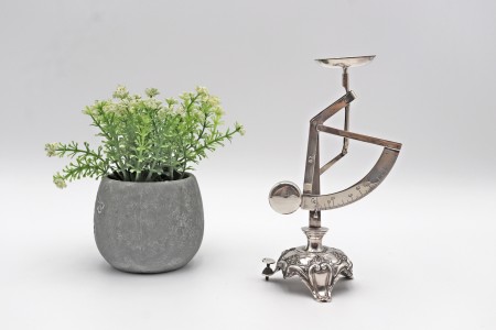 Balança para cartas em prata lisa com braço basculante e base em alto relevo