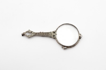 Lorgnon em prata com relevos e aplicação de marcassites e sistema de mola 
