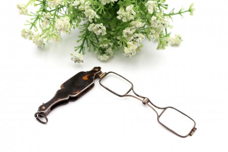 Lorgnon em prata com cobertura de tartaruga no cabo e sistema mecânico 