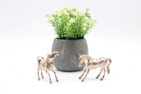Miniatura de dois cavalos em prata em vulto perfeito