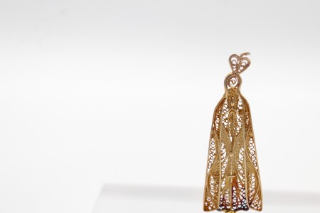 Miniatura de Nossa Senhora em prata de filigrana dourada