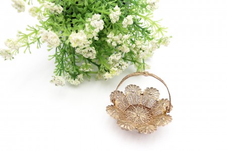 Miniatura de cesto em forma de flor, prata de filigrana dourada e asa articulada