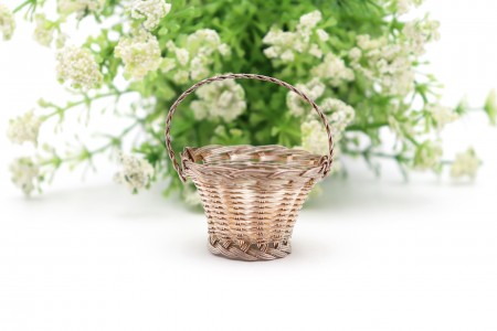 Miniatura de cesto em fio de prata com asa fixa