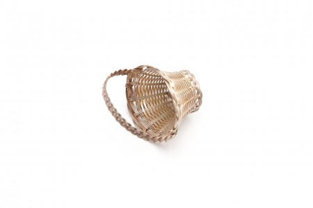 Miniatura de cesto em fio de prata com asa fixa