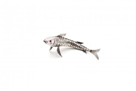 Peixe em prata articulada com duas pedras vermelhas nos olhos