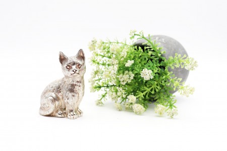 Escultura em prata cinzelada de um gato em vulto perfeito