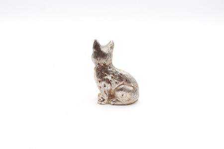 Escultura em prata cinzelada de um gato em vulto perfeito