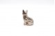 Escultura em prata cinzelada de um gato em vulto perfeito