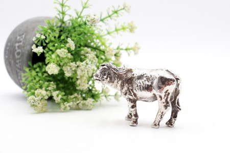 Escultura em prata de búfalo africano em vulto perfeito com diferentes relevos