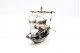 Barco rabelo em prata com vela martelada e outros elementos relevados 