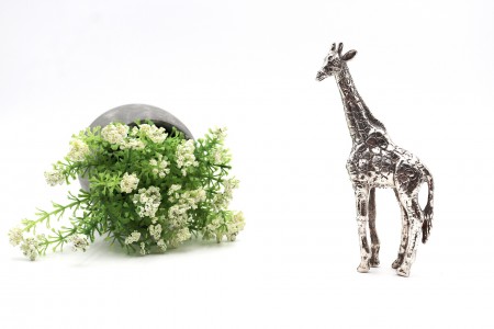 Escultura em prata de girafa em vulto perfeito com relevos e outros detalhes
