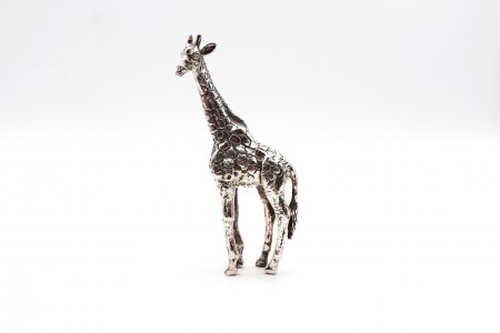 Escultura em prata de girafa em vulto perfeito com relevos e outros detalhes