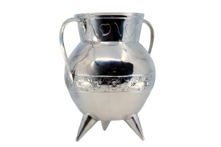 Pote em prata com motivos florais gravados e assente sobre três pés.