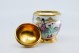 Pote em porcelana com cenas do quotidiano japonês com base e tampa em prata dourada.