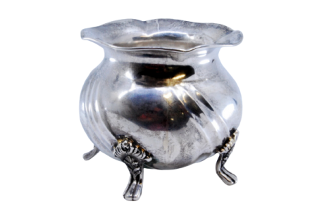 Pote em prata espiralada e quatro pés de apoio com aplicações.