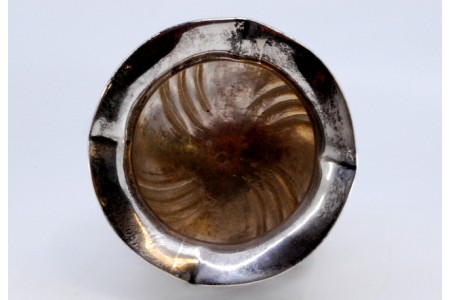 Pote em prata espiralada e quatro pés de apoio com aplicações.