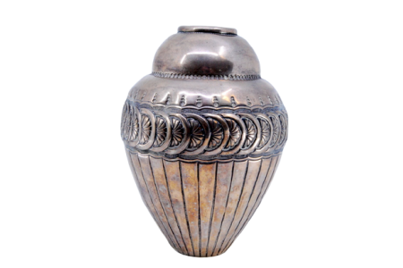 Pote bojudo em prata gomada com relevos e faixas ao alto.