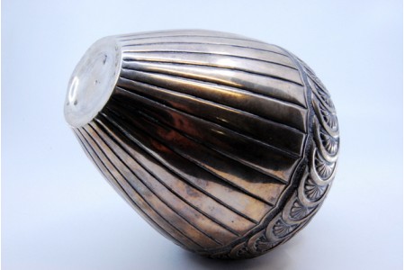 Pote bojudo em prata gomada com relevos e faixas ao alto.