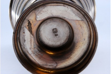  Pote em prata meia relevada e meia lisa.