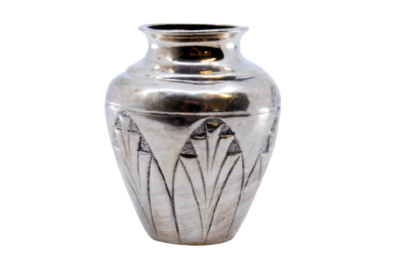 Pote pequeno em prata com relevos 