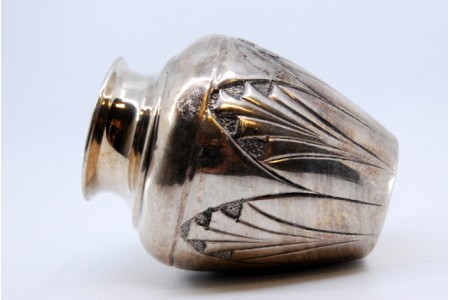 Pote pequeno em prata com relevos 