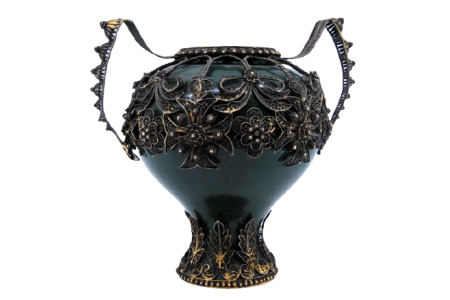 Pote em porcelana com aplicações de prata filigranada e duas pegas.