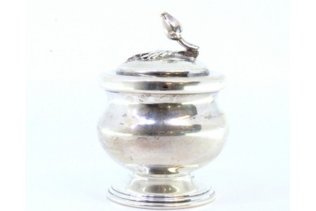 Pote em prata com friso na base e pomo na tampa em forma de flor.