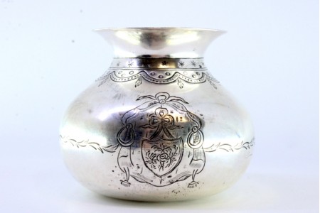 Pote bojudo em prata com motivos florais relevados e monograma.